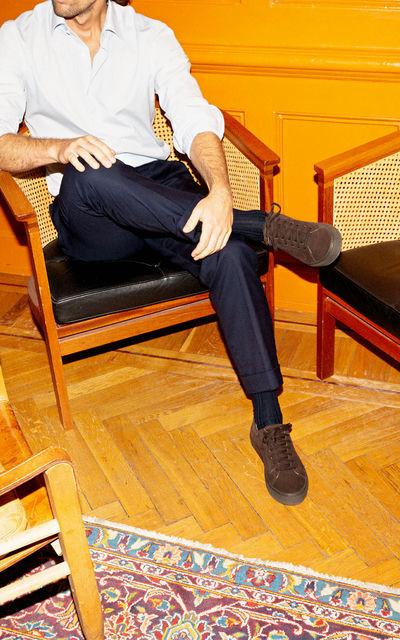 A man wearing Myrqvist dark brown suede sneaker