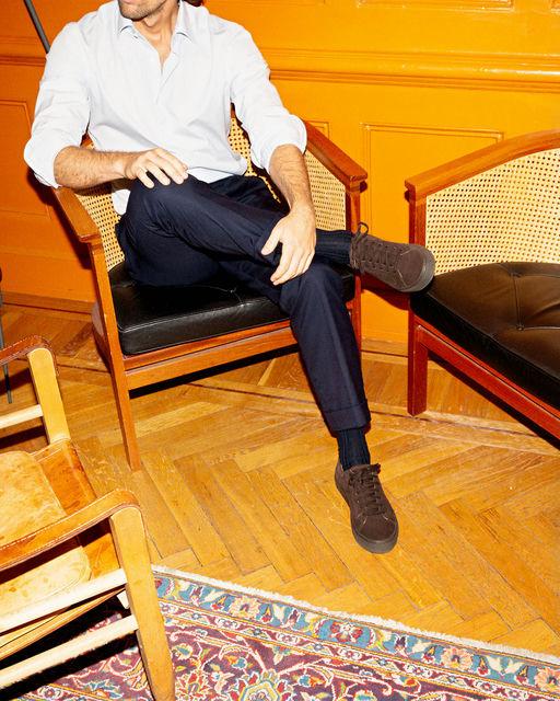 A man wearing Myrqvist dark brown suede sneaker