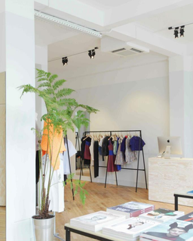 An inside image of THE BROKEN ARM PARIS store