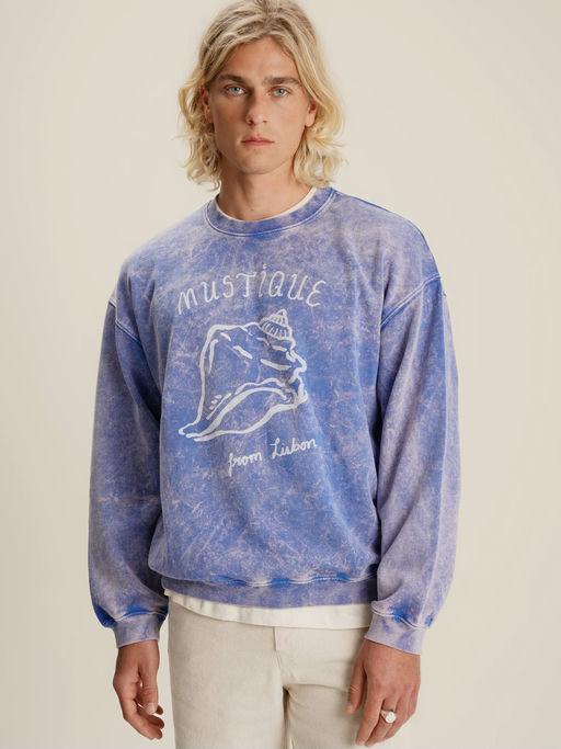 A man wearing Mustique buzio crewneck sweater