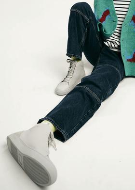 A man wearing DiVERGE v24 pastel green floater sneaker