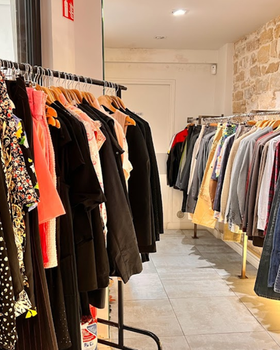 An inside image of Bis Boutique Solidaire store