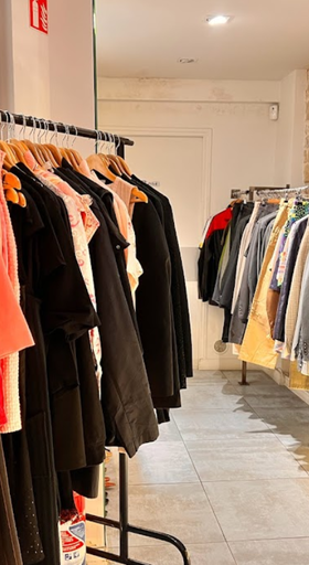 An inside image of Bis Boutique Solidaire store