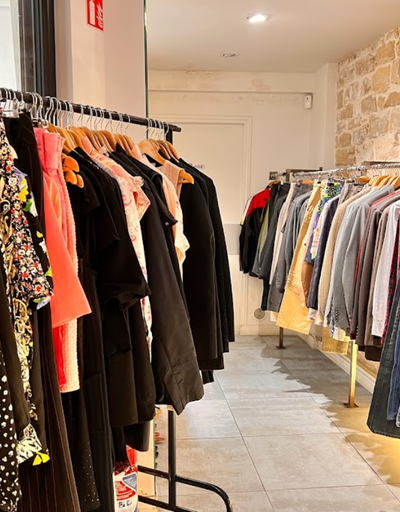 An inside image of Bis Boutique Solidaire store