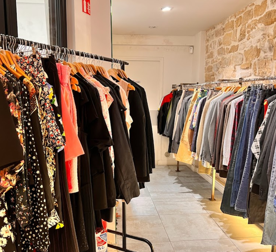 An inside image of Bis Boutique Solidaire store