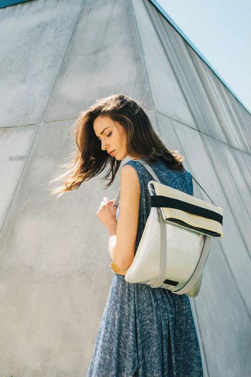 A woman carrying Maria Maleta lisbon backpack silver