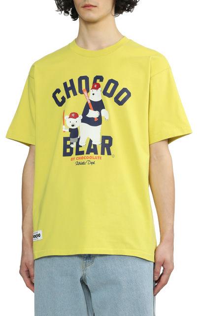 A man wearing Chocoolate lemon yellow chocoo bear tee