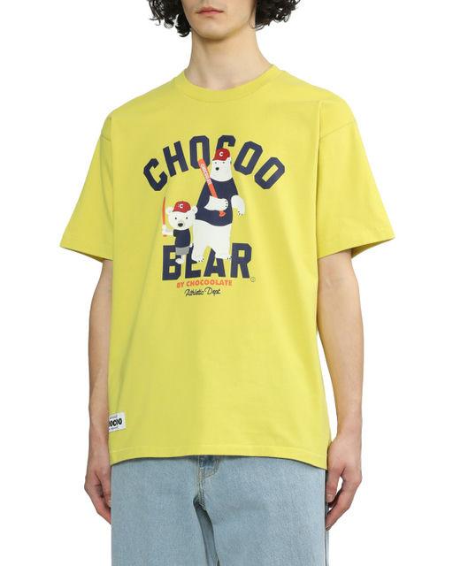 A man wearing Chocoolate lemon yellow chocoo bear tee