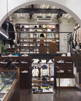 An inside image of 12 Pulgadas store