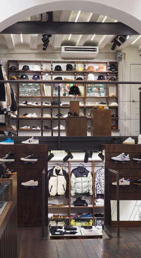An inside image of 12 Pulgadas store