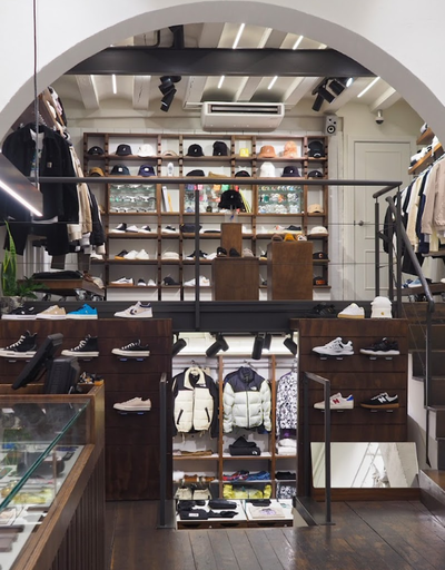 An inside image of 12 Pulgadas store