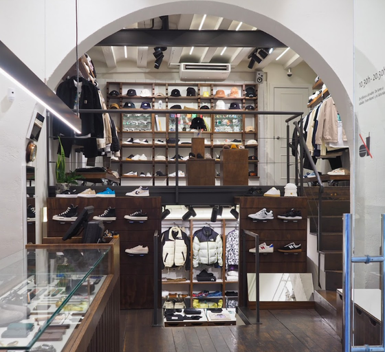 An inside image of 12 Pulgadas store