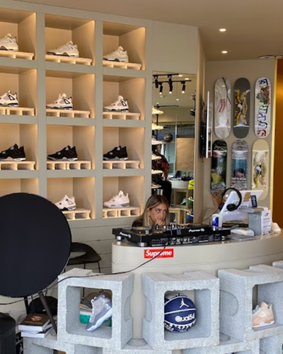 An inside image of Droplist Porto store