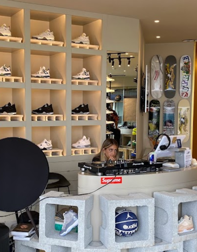 An inside image of Droplist Porto store