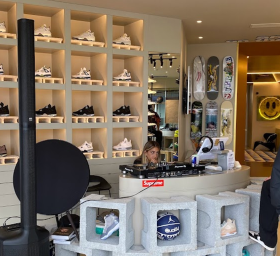 An inside image of Droplist Porto store