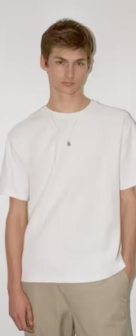 A man wearing FRAME jacquard relaxed tee in off white