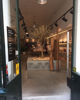 An inside image of The Feeting Room Lisboa store