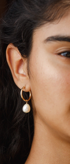 A woman wearing GLDN kana earrings