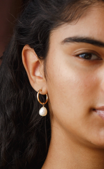 A woman wearing GLDN kana earrings
