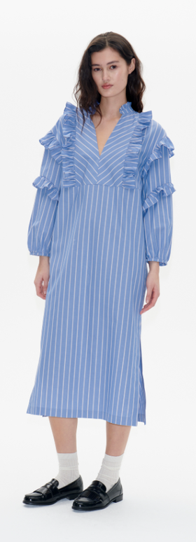 A woman wearing Baum und Pferdgarten ahadi dress