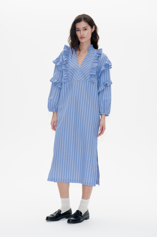 A woman wearing Baum und Pferdgarten ahadi dress