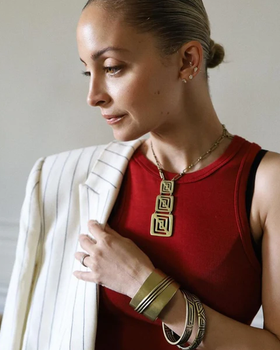 A woman wearing House of Harlow 1960 hera necklace