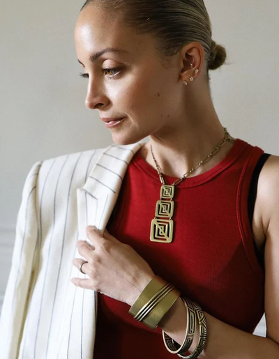 A woman wearing House of Harlow 1960 hera necklace