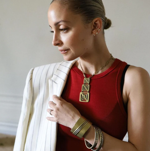 A woman wearing House of Harlow 1960 hera necklace