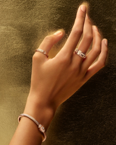 A woman wearing Piaget possession "Snake pattern" ring in 18k rose gold