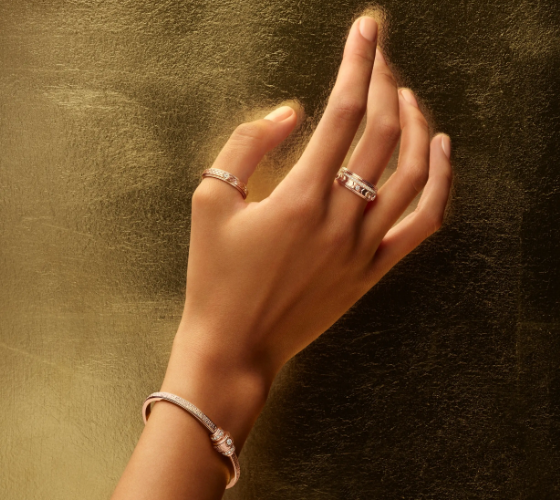 A woman wearing Piaget possession "Snake pattern" ring in 18k rose gold