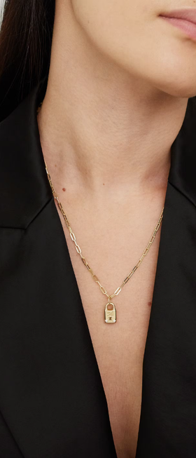 A woman wearing Jennifer Fisher small long link chain