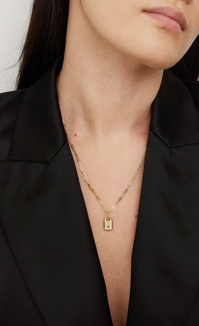 A woman wearing Jennifer Fisher small long link chain