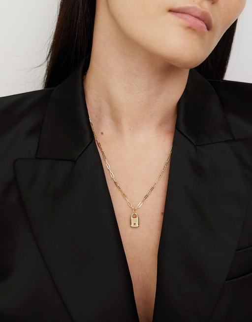 A woman wearing Jennifer Fisher small long link chain
