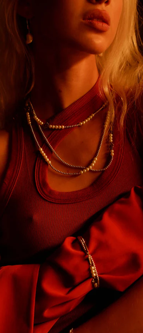 A woman wearing Martyre anemones necklace
