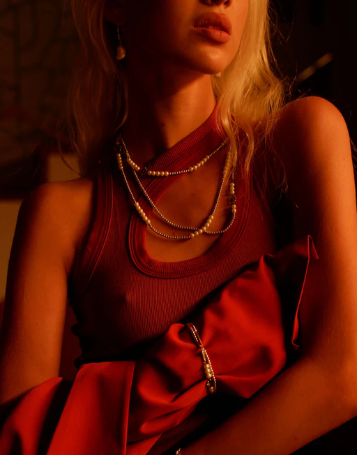 A woman wearing Martyre anemones necklace