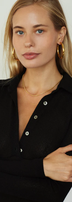 A woman wearing BAGATIBA gold hollow hoops earrings