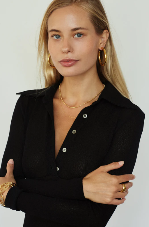 A woman wearing BAGATIBA gold hollow hoops earrings