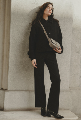 A woman carrying Leo et Violette le gianni baguette