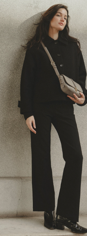 A woman carrying Leo et Violette le gianni baguette