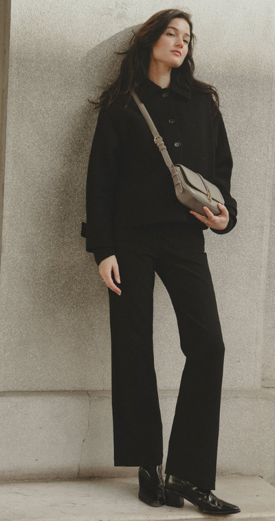 A woman carrying Leo et Violette le gianni baguette