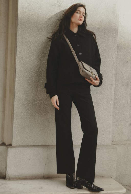 A woman carrying Leo et Violette le gianni baguette