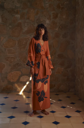 A woman wearing Juan de Dios tertulia martellato silk maxi dress / terra orchideas