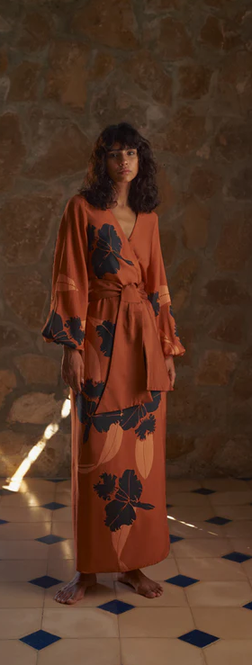 A woman wearing Juan de Dios tertulia martellato silk maxi dress / terra orchideas