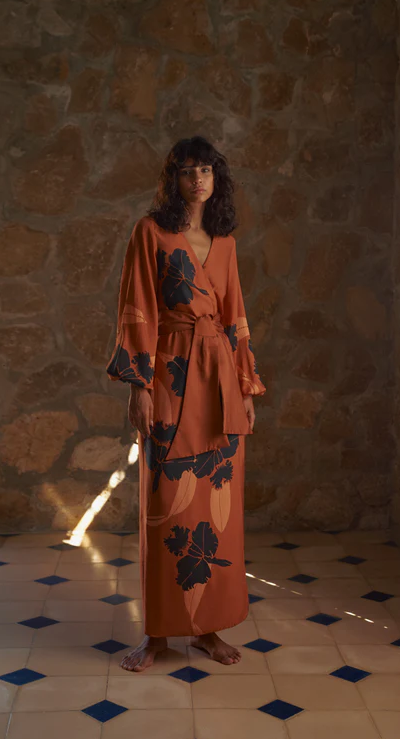 A woman wearing Juan de Dios tertulia martellato silk maxi dress / terra orchideas