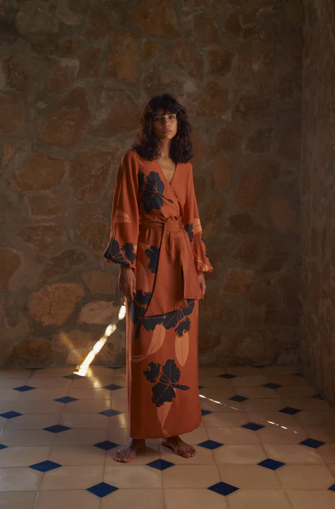 A woman wearing Juan de Dios tertulia martellato silk maxi dress / terra orchideas