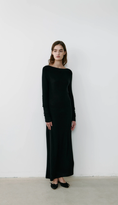 A woman wearing The Curated the resort dress - black