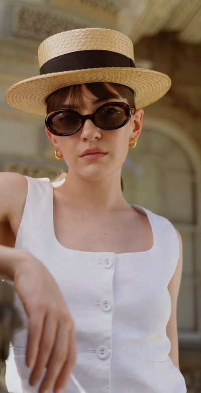 A woman wearing Aperçu laurence 02 - ambre sunglass