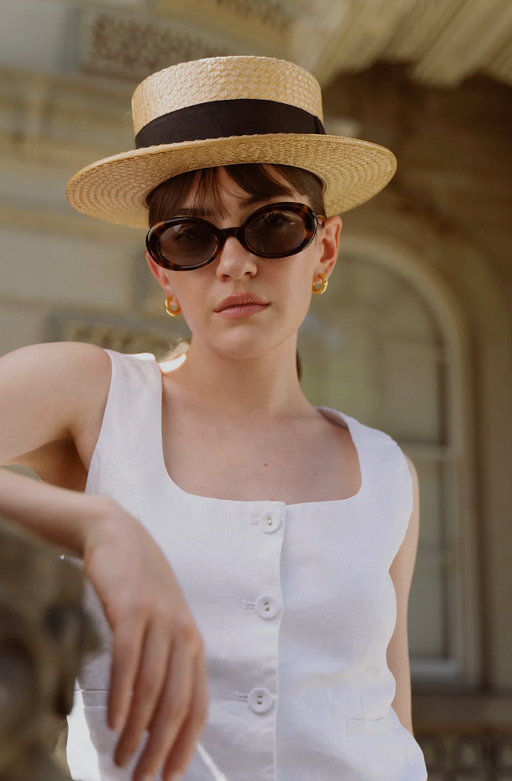 A woman wearing Aperçu laurence 02 - ambre sunglass