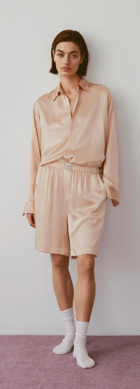 A woman wearing Comme Si  la boxer bermuda