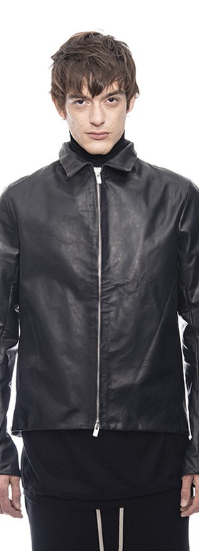 A man wearing A1923 a diciannoveventitre j006 kangaroo black jacket
